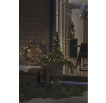 Verandă decorată cu coroană, pom iluminat și jardinieră
