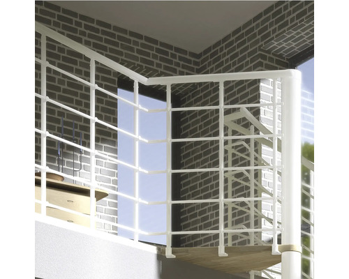 Scenă a unei scări în spirală cu balustradă albă în fața unui zid de cărămidă