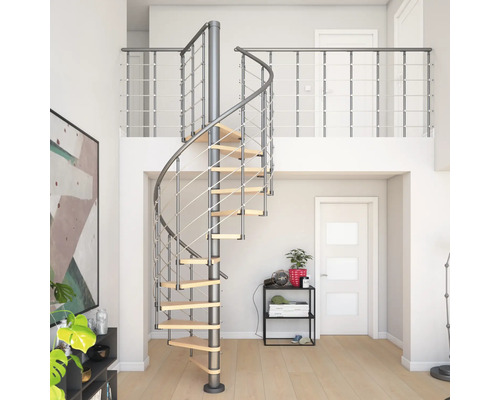 Scară spirală metalică cu trepte din lemn într-un spațiu de locuit modern.