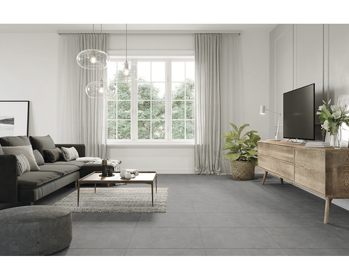 Living luminos cu canapea, măsuță de cafea, plante de interior și televizor pe o comodă