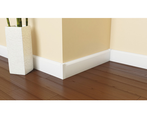 Colț de cameră cu plinte și podea din lemn