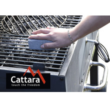 O persoană curăță un grătar cu o piatră de curățat grătarul. Logo Cattara.