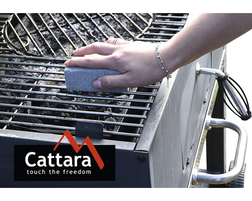 O persoană curăță un grătar cu o piatră de curățat grătarul. Logo Cattara.