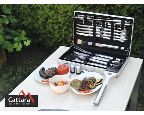 Set de ustensile pentru grătar în valiză cu mâncare pe o masă