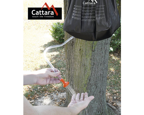 Duș portabil pe copac cu apă în mână și logo Cattara.