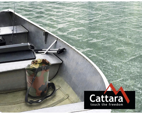 În barcă se află o geantă impermeabilă cu model de camuflaj și curea de transport.