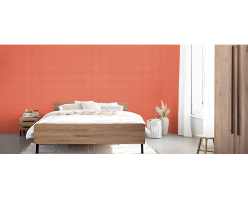 Dormitor luminos cu pat, noptieră și tapet cu model