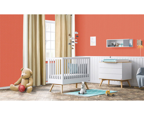 Cameră pentru bebeluși cu pătuț, comodă de înfășat, raft și jucării