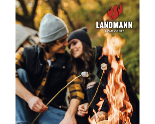 Cuplu stă lângă focul de tabără și frig marshmallows, Logo Landmann