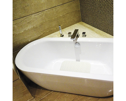 Cadă independentă cu baterie într-o baie cu gresie