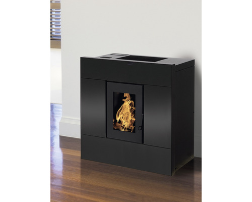 Șemineu pe peleți negru cu foc vizibil