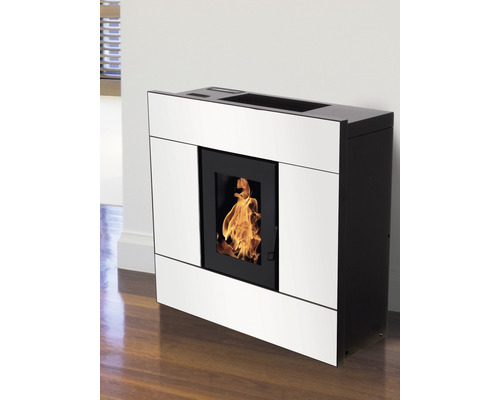 Șemineu pe peleți cu fereastră de vizualizare și flăcări în funcțiune