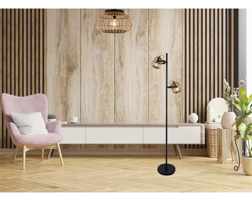 Cameră de zi cu fotoliu, comodă și lampă de podea