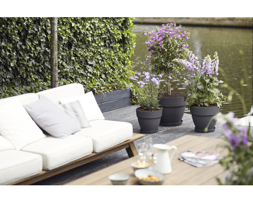 Scenă cu mobilier de grădină și ghivece de flori plantate pe o terasă