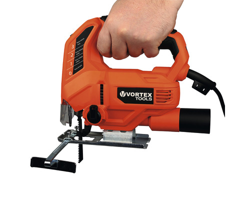 Fierăstrău vertical portocaliu cu o mână pe mâner și logo-ul Vortex Tools.