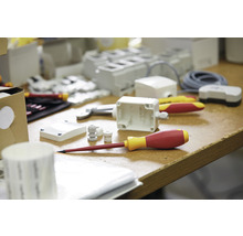 Fotografie cu materiale de instalare și unelte pe o masă.