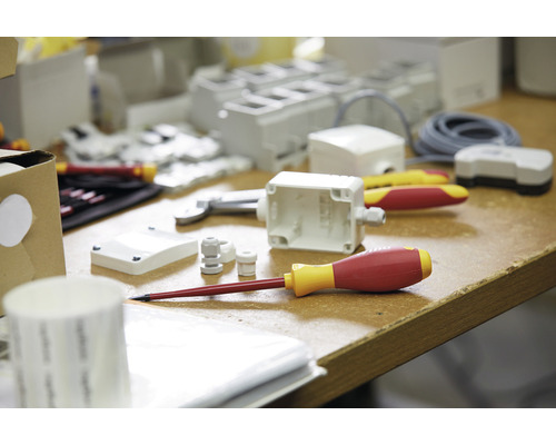 Fotografie cu materiale de instalare și unelte pe o masă.