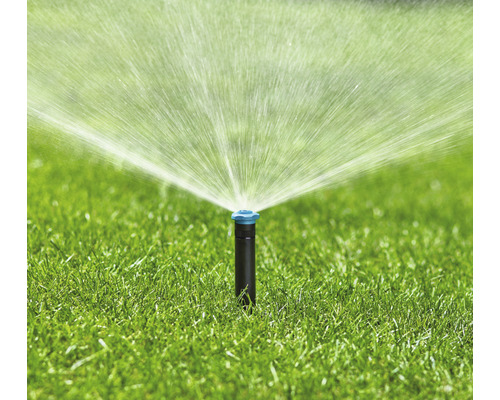 Aspersor de gazon udând gazonul