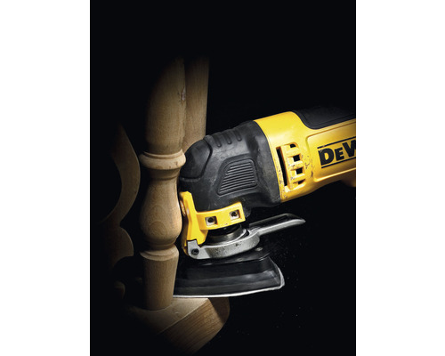 Unealtă multifuncțională în timpul prelucrării unui picior de lemn