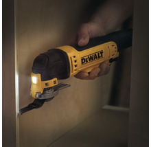Unealtă multifuncțională Dewalt utilizată pentru tăierea unei piese de lucru
