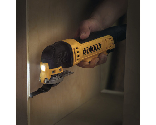 Unealtă multifuncțională Dewalt utilizată pentru tăierea unei piese de lucru