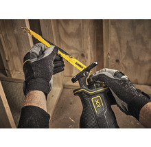 Persoană care taie lemn cu un fierăstrău electric DeWalt