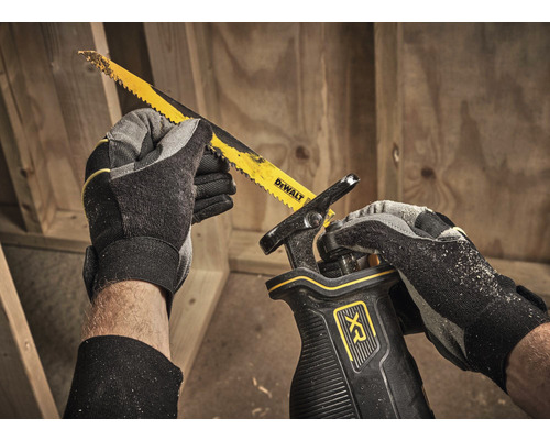 Persoană care taie lemn cu un fierăstrău electric DeWalt