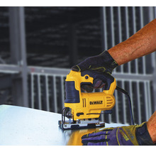 Fierăstrău vertical DeWalt utilizat pentru tăierea metalului.
