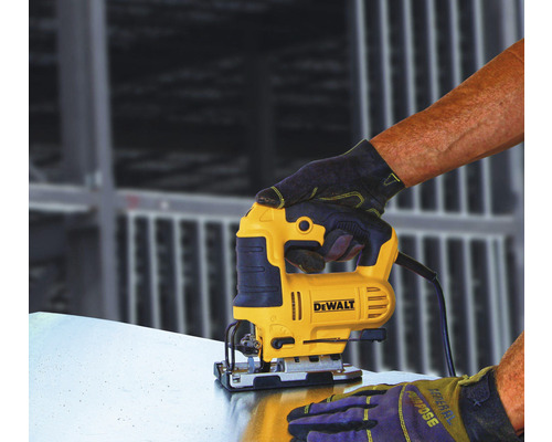 Fierăstrău vertical DeWalt utilizat pentru tăierea metalului.