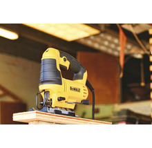 Fierăstrău vertical DeWalt pe scândură de lemn