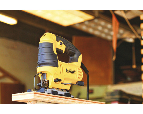 Fierăstrău vertical DeWalt pe scândură de lemn