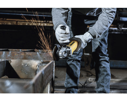O persoană șlefuiește metal cu un polizor unghiular DeWalt, cu scântei zburând.