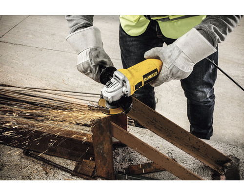 O persoană folosește un polizor unghiular pentru a tăia metal.