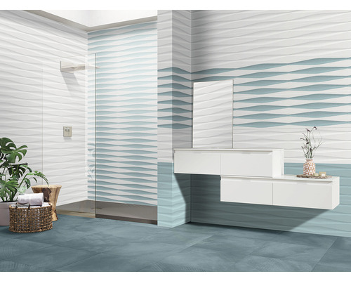 Baie luminoasă cu duș, dulap sub chiuvetă și plăci de faianță cu model ondulat