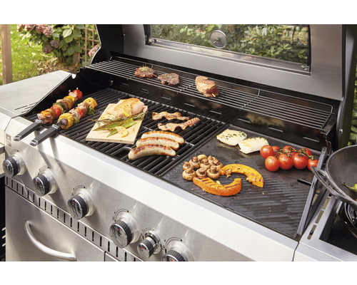 Grătar cu alimente la grătar în aer liber