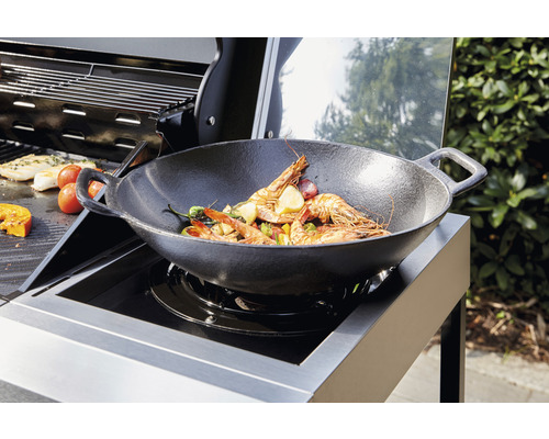 Wok pe grătar cu fructe de mare și legume preparate