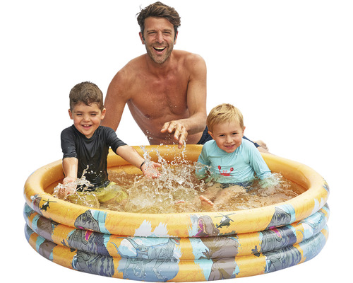 Familie cu piscină gonflabilă cu model de dinozaur în grădină