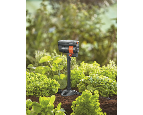 Sistem de irigare grădină în funcțiune printre plante