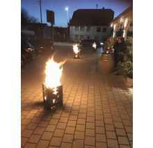 Scenă cu mai multe focare aprinse într-un spațiu exterior pavat