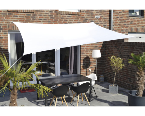 Terasa cu pânză de umbrire, masă și scaune