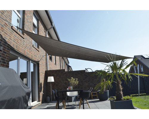 Terasa cu vela de umbrire, masă și plante pentru exterior