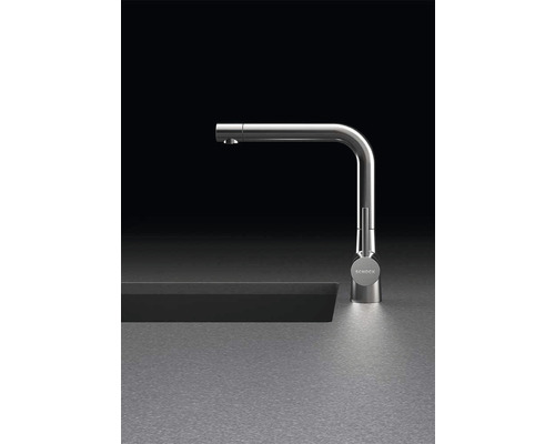 Baterie de bucătărie din metal lângă o chiuvetă