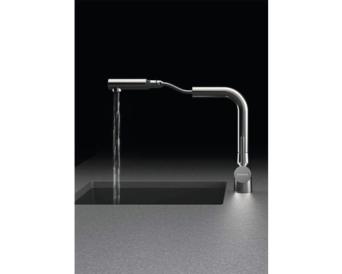 Baterie Schock cu apă curgătoare într-o chiuvetă