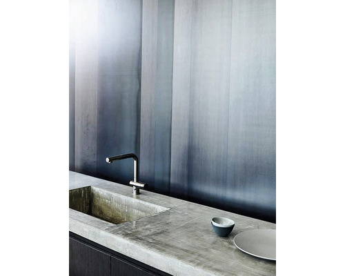 Baie modernă cu lavoar din beton, robinet și decor de perete