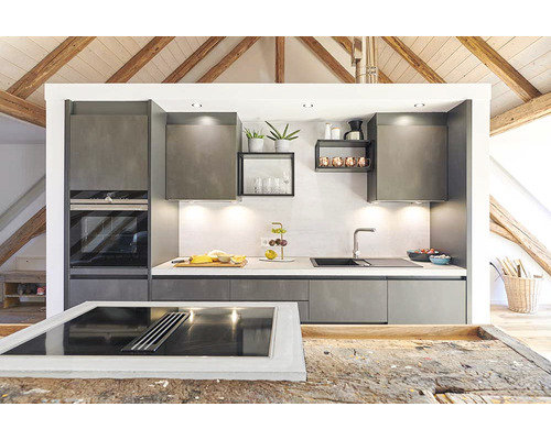 Bucătărie modernă gri sub tavan cu grinzi din lemn cu insulă de gătit, chiuvetă și aparate