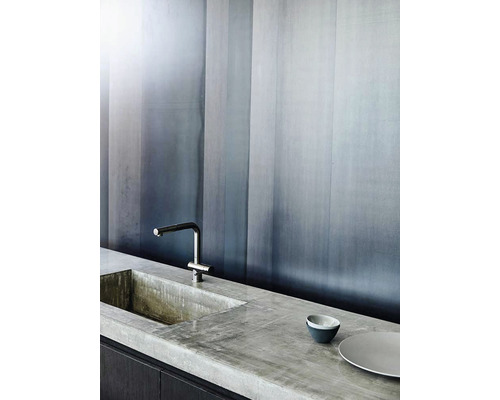 Chiuvetă cu robinet și veselă în bucătărie modernă