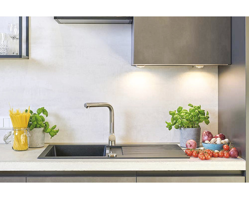 Chiuvetă de bucătărie cu picurător, robinet, ierburi și legume