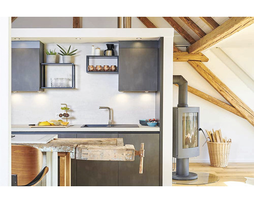 Bucătărie luminoasă, modernă, cu elemente rustice precum grinzi de lemn și banc de lucru