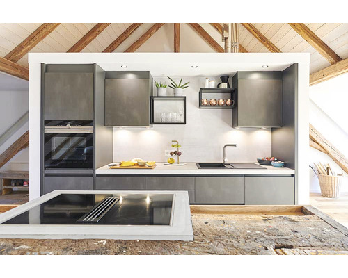 Bucătărie modernă cu dulapuri gri, plită și tavan din lemn