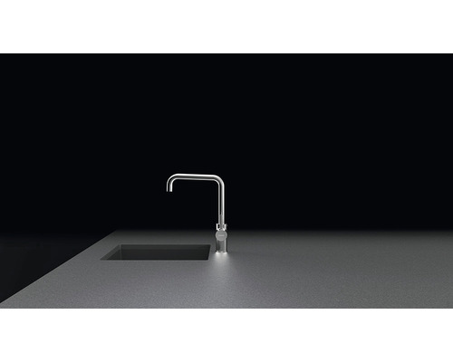 Baterie de bucătărie pe blat lângă chiuvetă